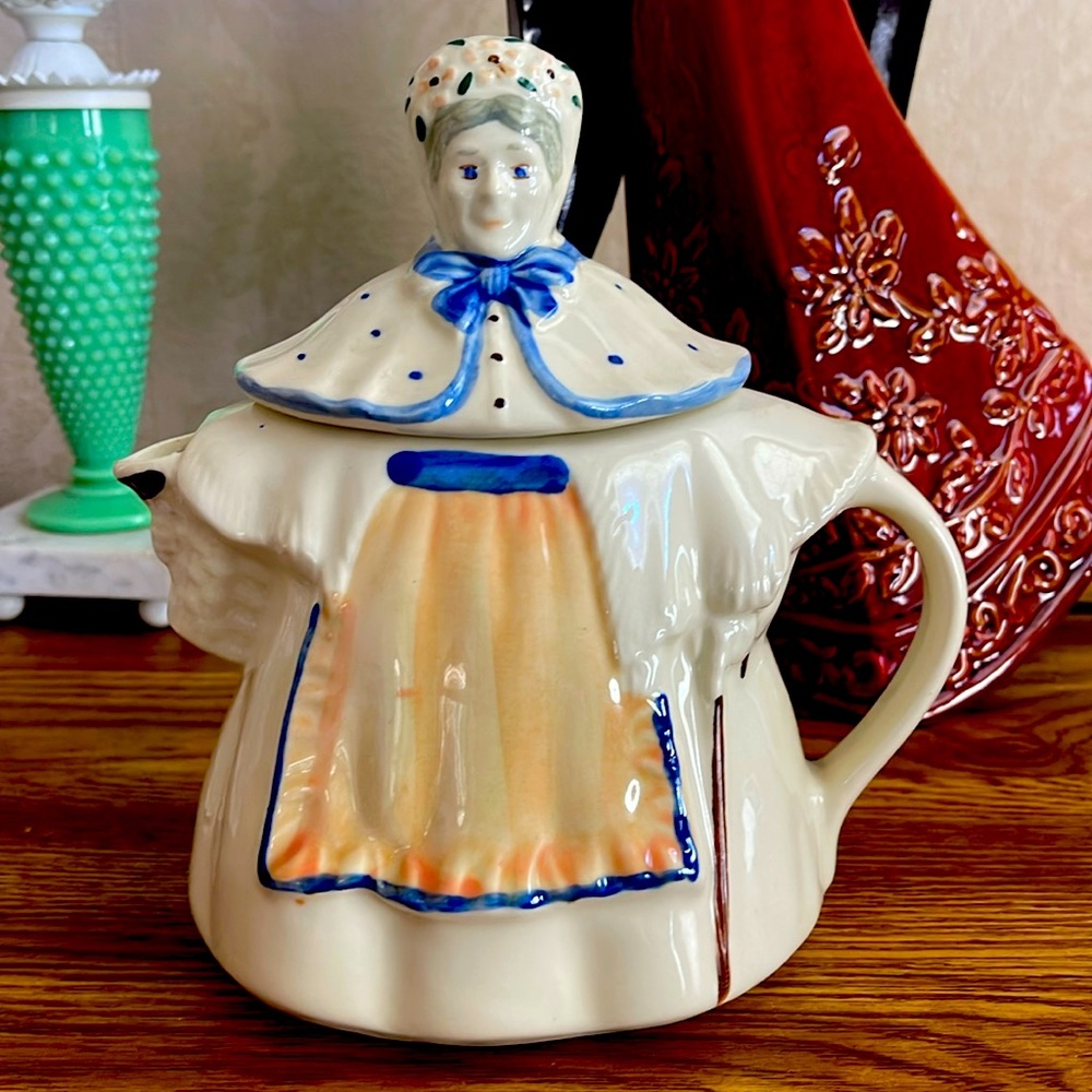 Vintage Granny tea pot , Stamped USA